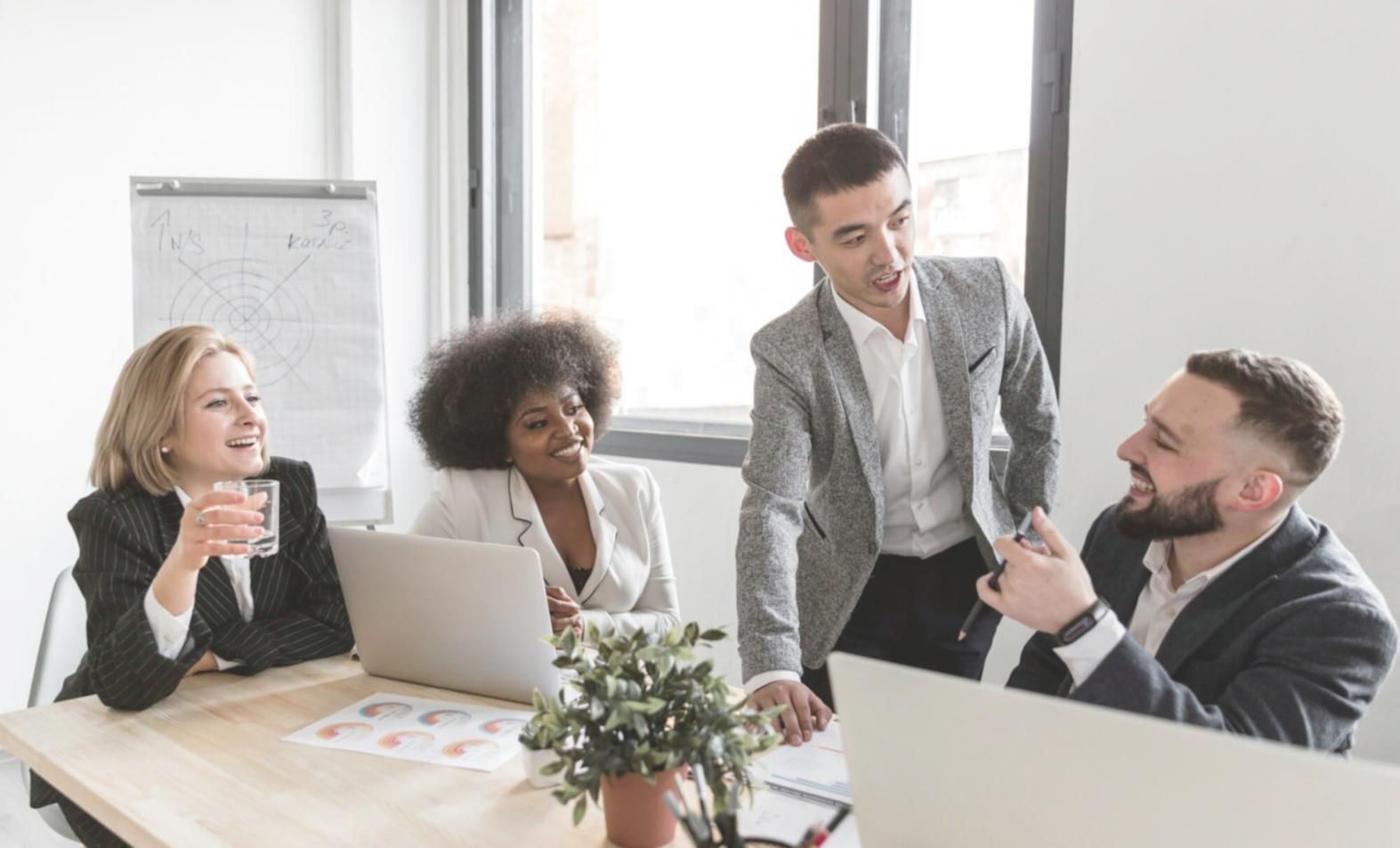 Finanzanalyse Arbeitsplatz mit Diagrammen und Berichten